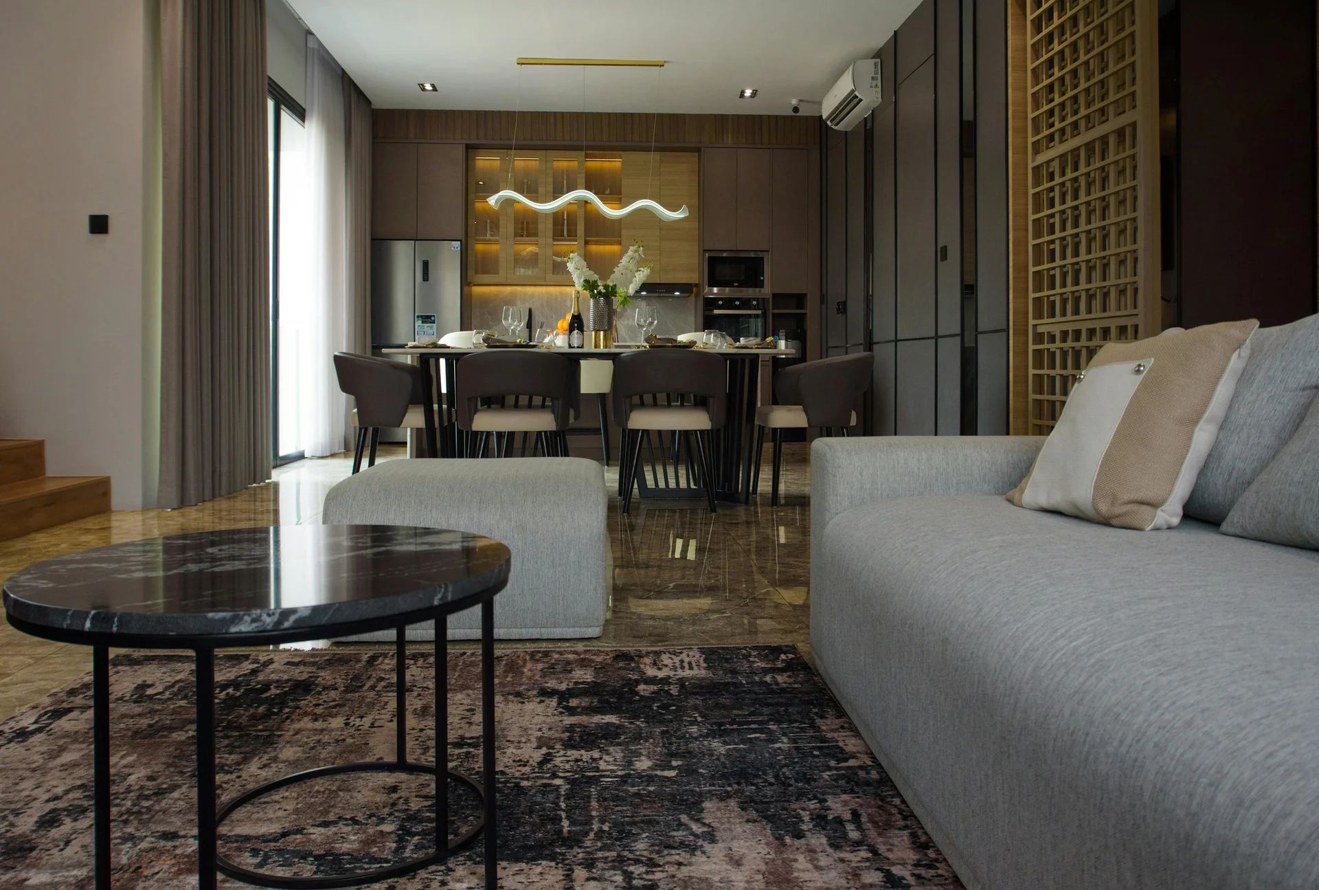 Modernes Luxus-Interieur mit Marmorboden und Pflanzen - Symbol für eine exklusive Wellness-Oase
