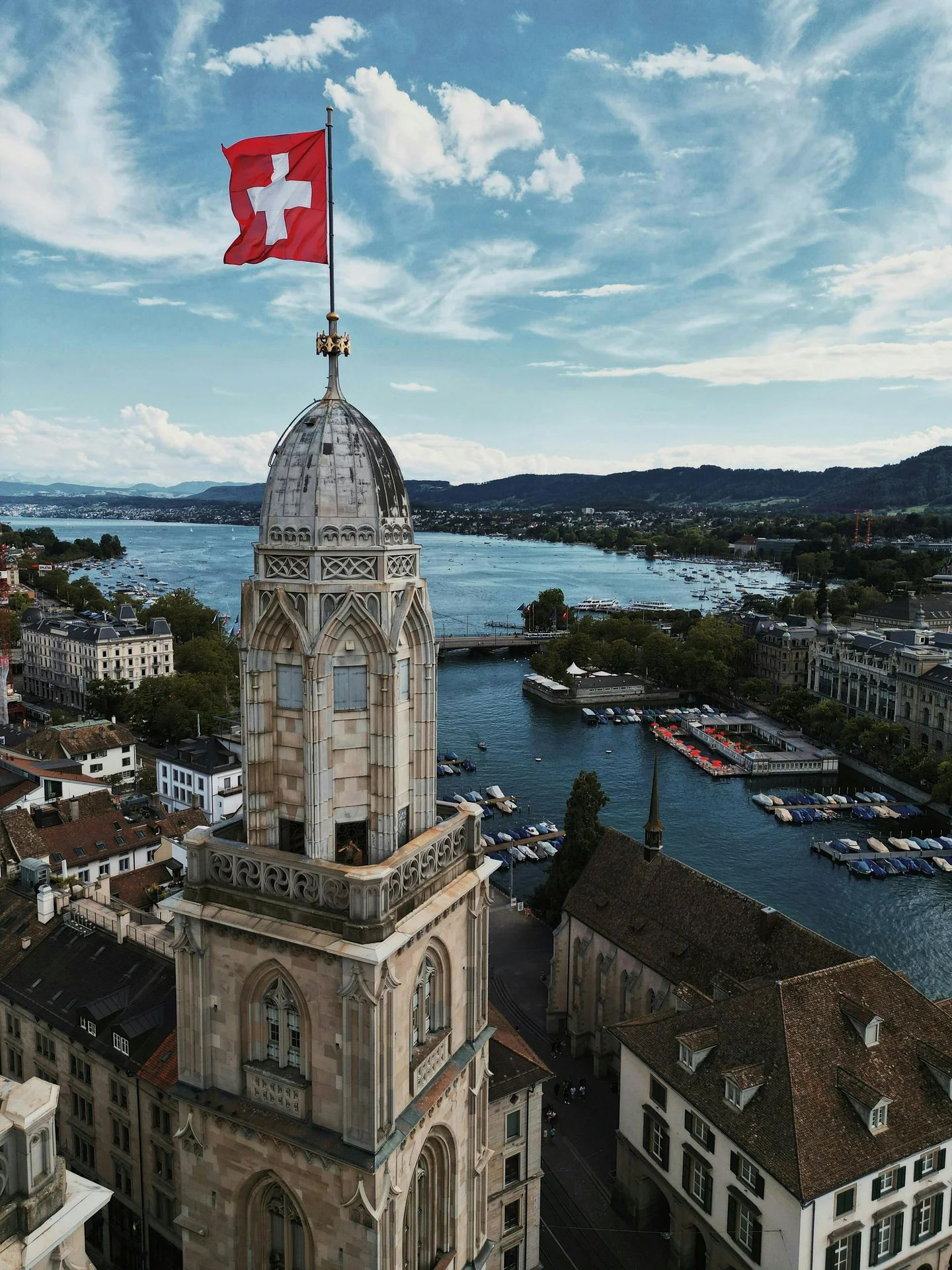Zürich von oben mit See und Bergen im Hintergrund - Symbol für Bauprojekte in der Stadt