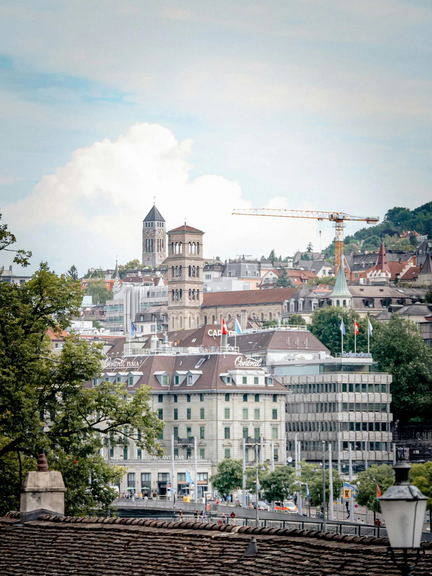Stadtansicht von Zürich mit Baukran - Symbol für Baulogistik im urbanen Raum
